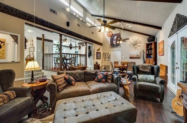 Foto del edificio - 6049 W Red Bird Ln