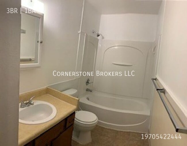 Building Photo - 624 Maple St