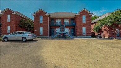 Building Photo - 1509 Hollowhill Drive Unit A