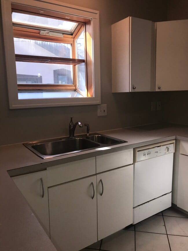 Kitchen w/ dishwasher - 61 Benjamin Ave SE
