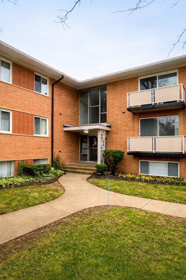 Foto del edificio - Updated Rocky River Condo – 1 Bed, 1 Bath in Prime Location Near Shopping & Lake Erie