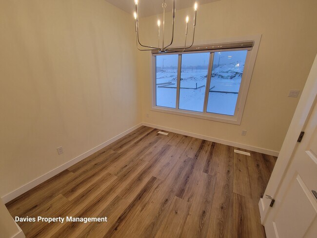 Photo du bâtiment - 4582 Warbler Loop NW