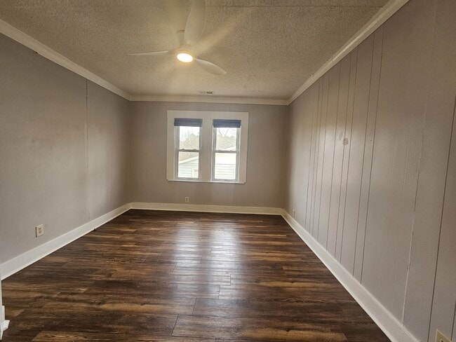 Foto del edificio - 2034 Jenkins Dairy Rd