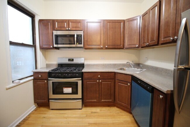 Building Photo - 1221 W Rosedale Ave