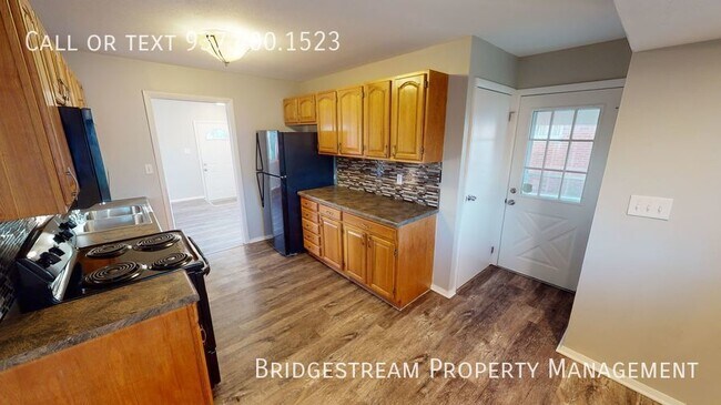 Building Photo - Nice 3 bedroom, 1 bath home with 1 car det...