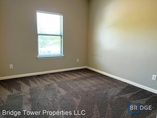Foto del edificio - 4 br, 2.5 bath House - 1325 Lake Crest Lane