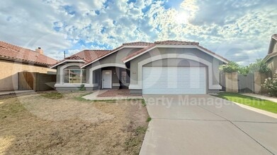 Building Photo - 307 N Red Rock St