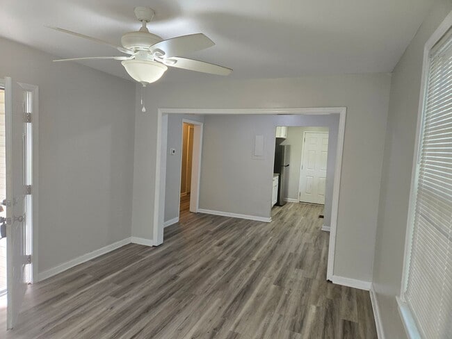 Building Photo - **Beautiful 3 Bedroom Home with Fenced Yar...