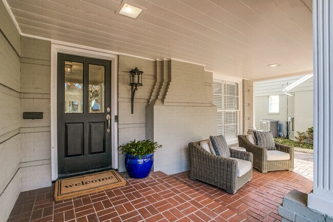 Foto del edificio - 4655 N Versailles Ave