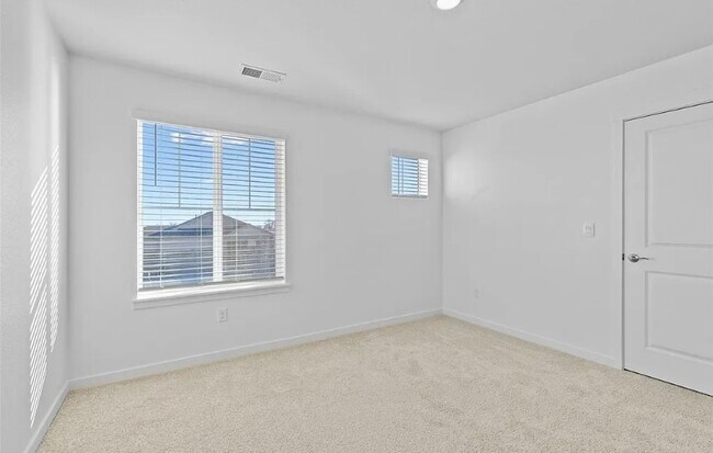 Building Photo - Shared bathroom room 4