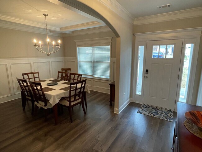 Foto del edificio - 819 Lost Grv Trl