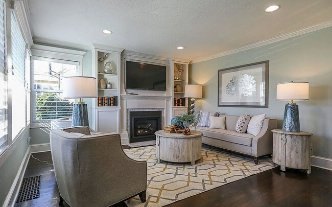 Building Photo - Classic Style 4 bed 2.5 bath in Establishe...