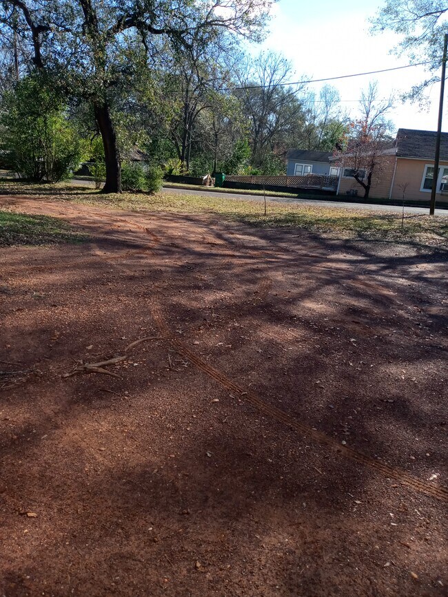 Large lot - 614 Crockett Rd