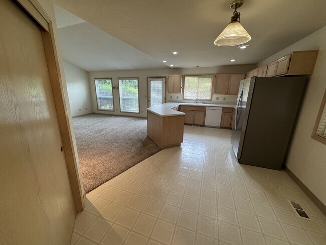 Building Photo - Spacious Single-level Home in Newer Milwau...