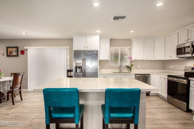 Building Photo - 1010 S Hardy Dr