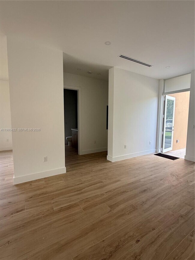 Foto del edificio - 1981 SW 33rd Ave