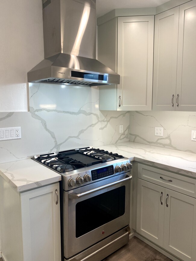 Kitchen Counters 2 - 3644 S Cabrillo Ave