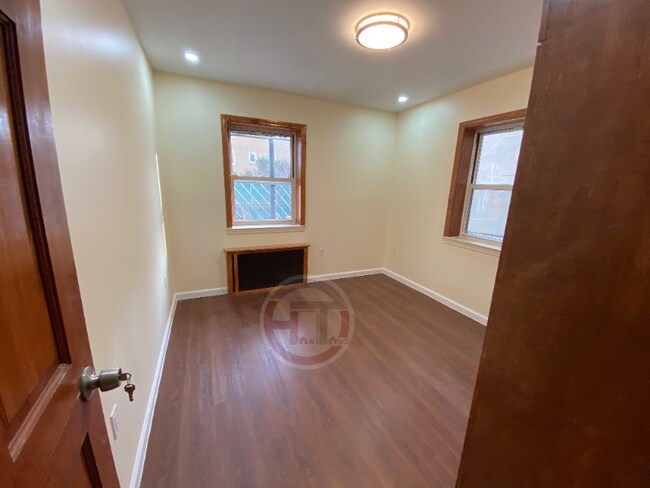 Foto del edificio - 1318 Mace Ave