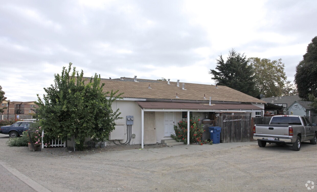 Building Photo - 208 Semicircular Rd