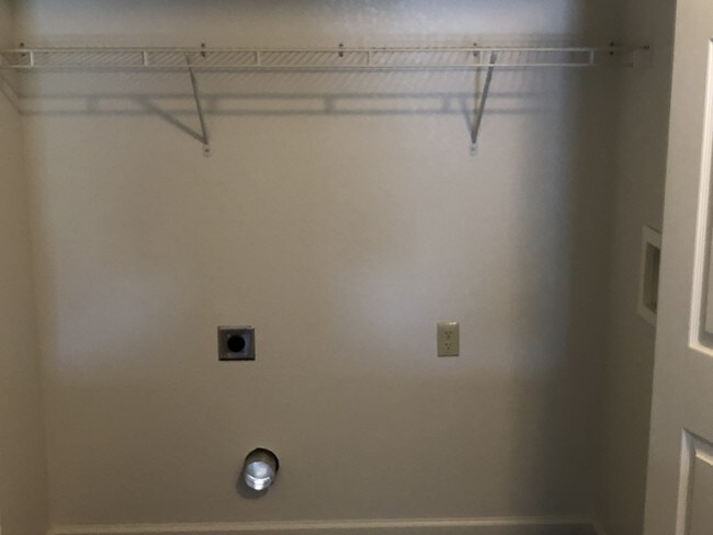 cuarto de lavandería - 15130 Sprucevale Rd