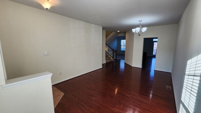 Building Photo - Spacious, Large, Luxury 3 Bedroom Townhous...