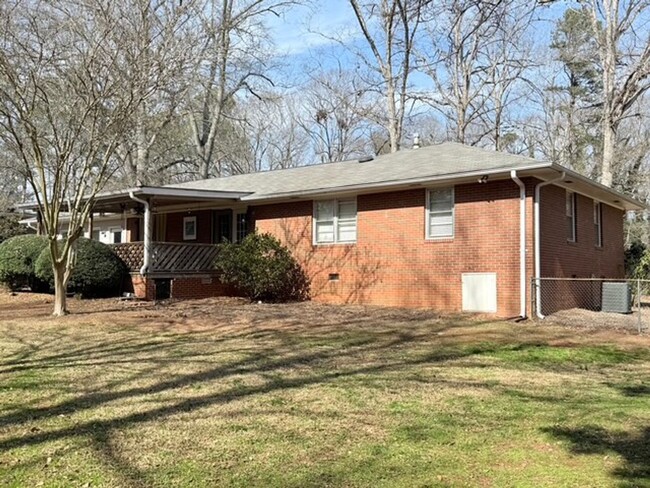 Building Photo - Green Acres Home