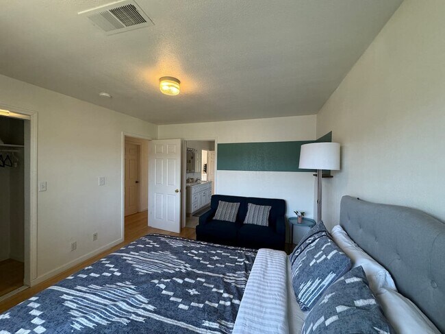 Foto del edificio - 1724 Luxton St