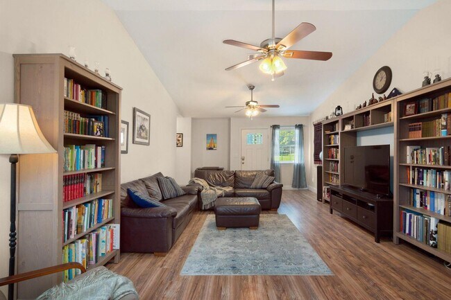 Building Photo - 511 Oak Ave