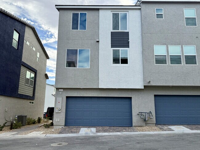 Foto del edificio - BRAND NEW TRI-LEVEL LUXURY TOWNHOME W/ TONS OF UPGRADES, FEATURING 3 BED 2.5 BATH 2 CAR GARAGE W/...