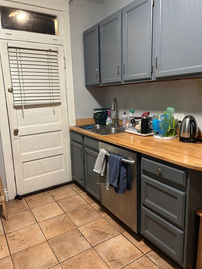 Building Photo - Spacious 3BR Craftsman Foursquare Duplex i...