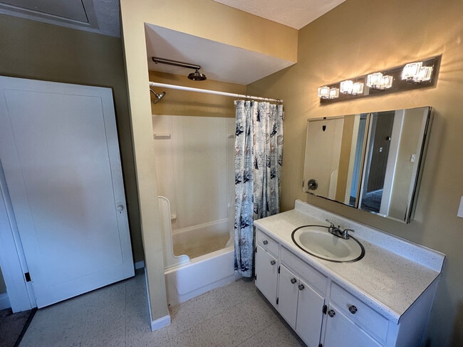 Building Photo - 2641 1/2 Collis Ave