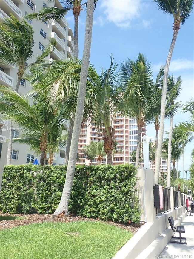 Foto del edificio - 90 Edgewater Dr