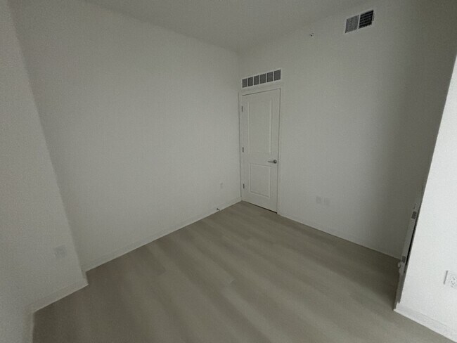 Foto del edificio - 5563 Millennia Park Dr