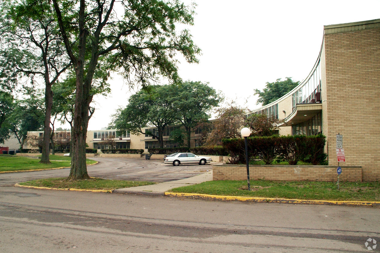 Primary Photo - Crescent House Apartments