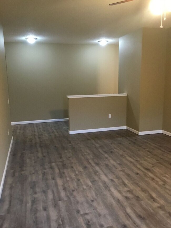 Building Photo - Single Level 2 Bedroom ADA accessible
