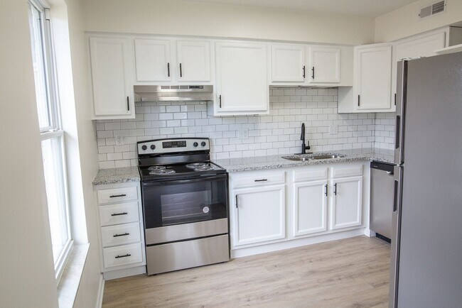 Building Photo - 733 E Deshler Ave