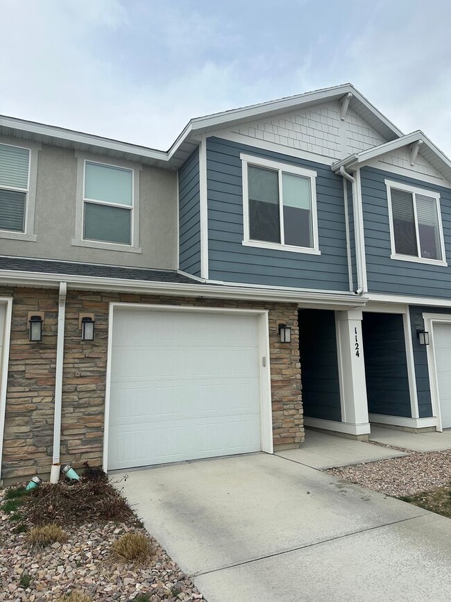 Building Photo - Gorgeous Townhome!!!