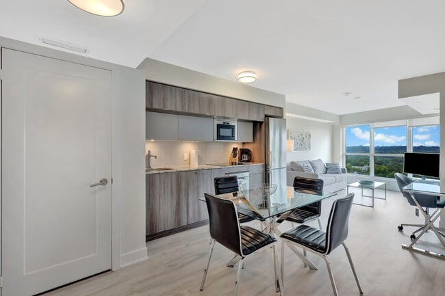 Building Photo - 585 Bloor St E