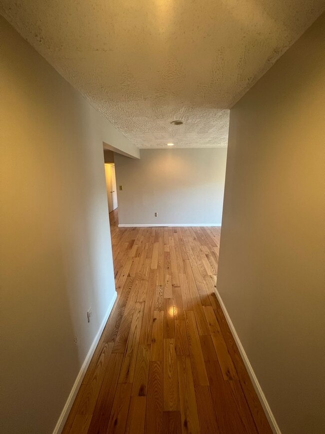 Building Photo - Cozy 3 Bedroom 1 Bathroom Condo- Conveniently Located at DC line