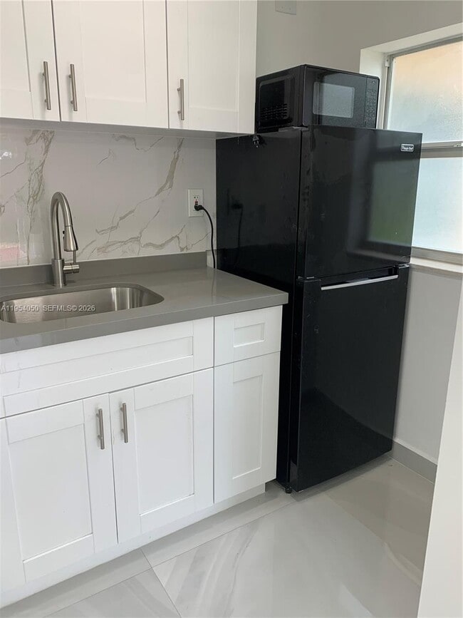 Foto del edificio - 707 NE 15th St