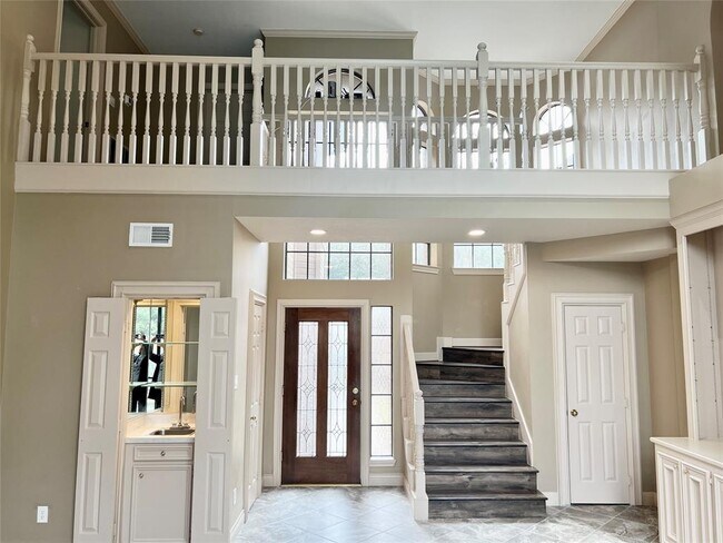 Building Photo - 8104 Oakwood Pl