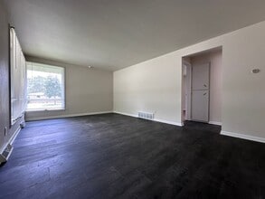 Building Photo - 490 St Bernard Dr