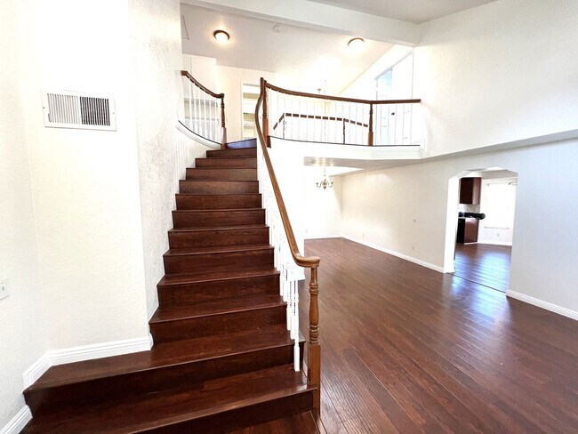Building Photo - Beautiful 3 Bedrooms, 2.5 Bathrooms Single...