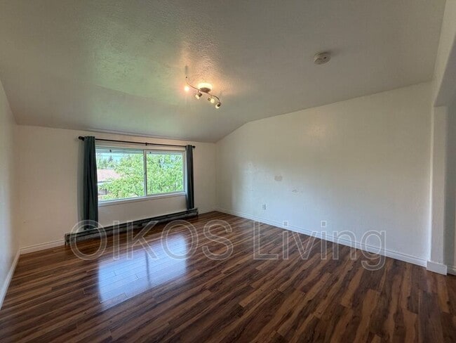 Building Photo - 320 Thomoas Circle