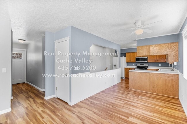 Foto del edificio - Beautiful 4-Bedroom Home Available in July!