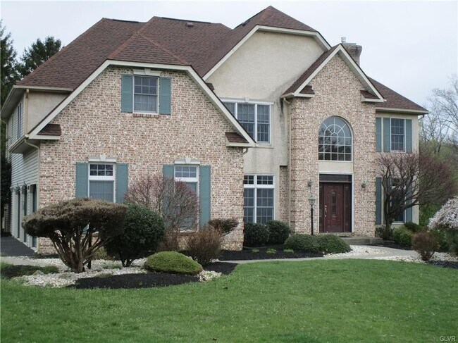 Building Photo - 5250 Pineview Dr