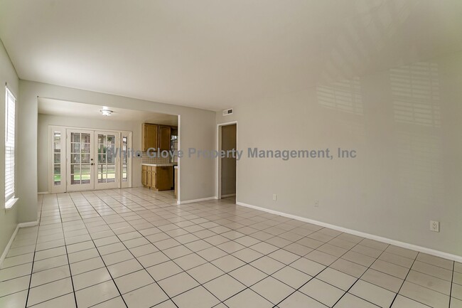 Foto del edificio - Charming 4-Bedroom Artesia Home with Sunroom, Large Backyard & Attached Garage