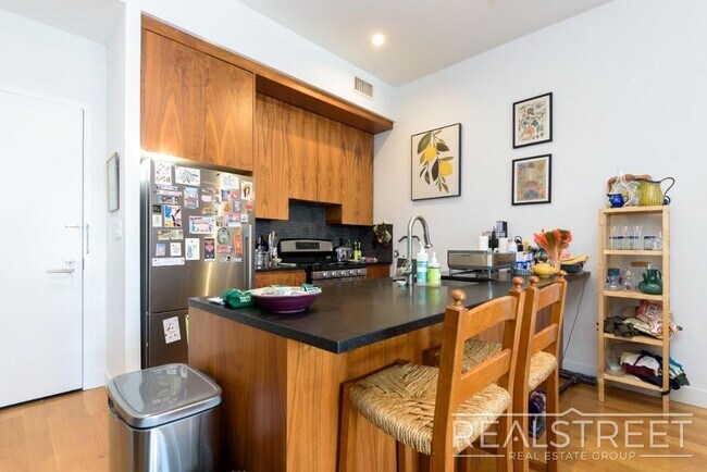 Foto del edificio - LOFT-LIKE 1 BED w PRIVATE ROOF DECK + LAUNDRY IN-UNIT