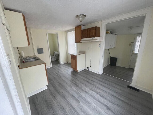 Building Photo - 2 Bedroom Home W/ Shed!