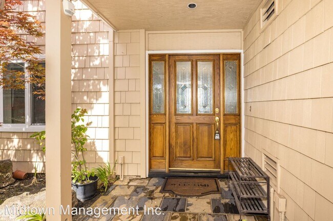 Building Photo - 4 br, 3.5 bath House - 652 Greenwich Ln